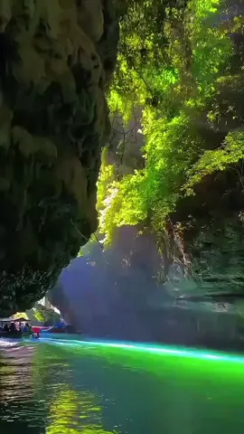 Green Canyon (Cukang Taneuh) adalah salah satu destinasi wisata alam paling memukau di Pangandaran, Jawa Barat. Terkenal dengan sungai berair hijau jernih yang mengalir di antara tebing batu kapur yang megah dan pepohonan rimbun di sekitarnya, tempat ini menyuguhkan keindahan alami yang luar biasa. Pengunjung bisa menyusuri sungai menggunakan perahu kayuh (ketinting), berenang, body rafting, atau melompat dari tebing ke dalam air yang segar. Suasana sejuk dan suara gemericik air membuat pengalaman di Green Canyon begitu menenangkan dan tak terlupakan. #viralvideo #fy #pangandaranbeach #pangandaran  #GreenCanyonPangandaran #WisataAlamJawaBarat #EksplorPangandaran #KeindahanAlamIndonesia #BodyRaftingGreenCanyon #JelajahNusantara #HiddenGemIndonesia #TravelPangandaran #LiburanAlami #ExploreWestJava #WisataIndonesia #PetualanganHijau #CukangTaneuh #SungaiHijau #NatureTripID