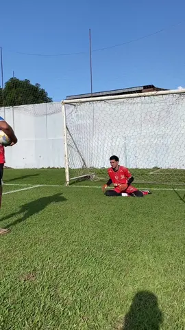 Sessão de treino Goleiros do Guarani de Divinopolis/MG  #torwarthandschuhe  #treinadoresdegoleiros  #torwarttraining  #porterosdefutbol  #goalkeepertraining  #entrenamientoarqueros  #guantesdeportero  #torwart  #arquerosfutbol  #glovesgoalkeeper  #goleirosdobrasil  #guantesdeporteros  #treinamentodegoleiros #warmup 