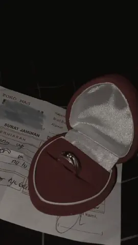 hanya sia²aku membeli cicin ini, untuk wanitakuu tersayang,dan ternyata,dia udah meninggalkan hubungan ini,demi mantan nya,dan ini adalah takdir bagi,orang lelaki yang banyak kekurangan nya,lelaki yang tidak seperti,lelaki di luar sana,wong elek koyo aku Ki,pantes di tinggalke, pantes tersakiti 😔😔🥺🥺 #jateng#kebumen#storysad#galau brutal#lewatberandafypシ 