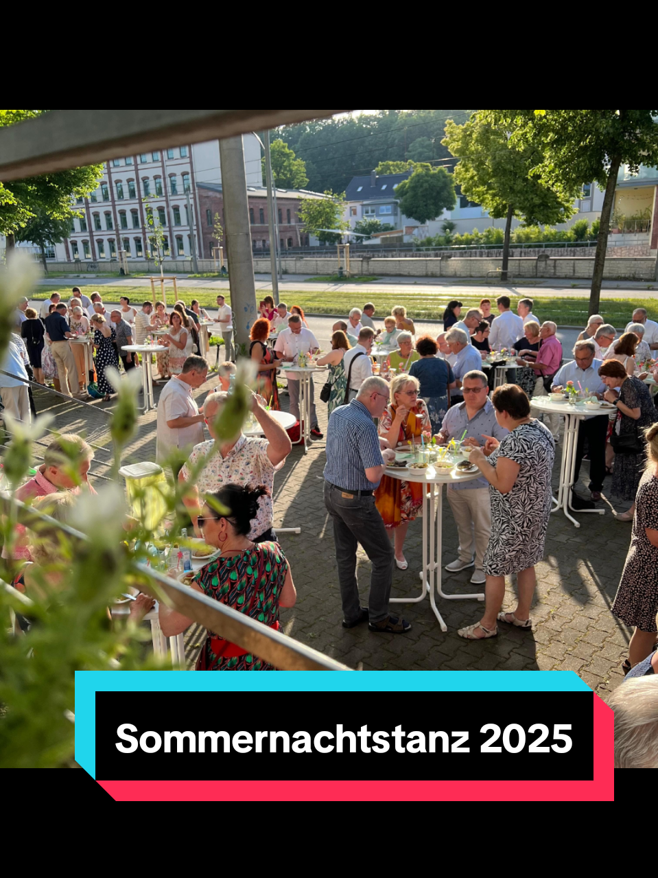 Erfrischende Sommercocktails, heiße Rhythmen und mitreißende Shows gab es am Samstag zum Sommernachtstanz in der Tanzschule Emmerling. Mit dabei waren unsere Formationen JoyMotion und Dancection, außerdem gab es erstmalig eine Poledance Show zu sehen.  Du willst bei unseren Veranstaltungen dabei sein? Dann schau auf unserer Website vorbei! #ichbineinemmerling #tanzschule #emmerling #dance #chemnitz #summernight #Summer #cocktails #poledance #rhytm 