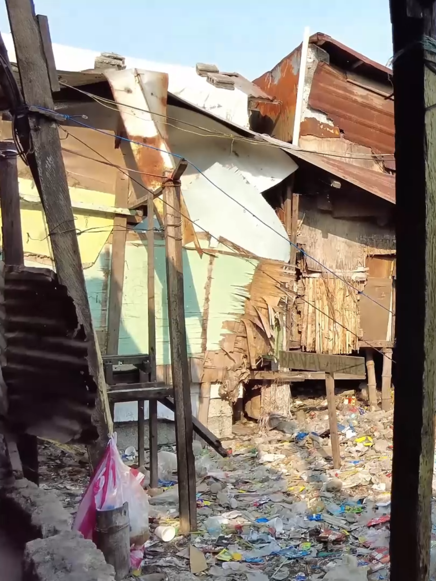seaside slum #philippines #daylilife #slum #poverty