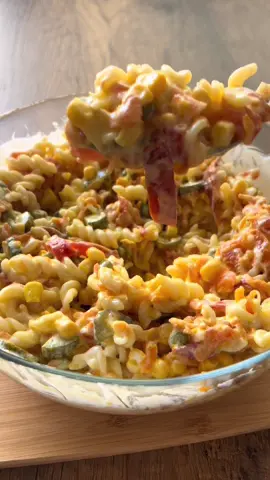 Yaz aylarının en ferah salatası - Makarnayı tuzlu su da haşla süz, biraz soğut. Üzerine köz kapya biber, yağda kavurduğun havuç rendesi, garnitür, salatalık turşusu, mısır, mayonez, tuz ve yoğurt karışımını dök karıştır.  Afiyet olsun🫠 #keşfetteyizzz #beniöneçıkart #keşfetedüş #makarnatarifleri #pasta #salata #keşfetalbeni 