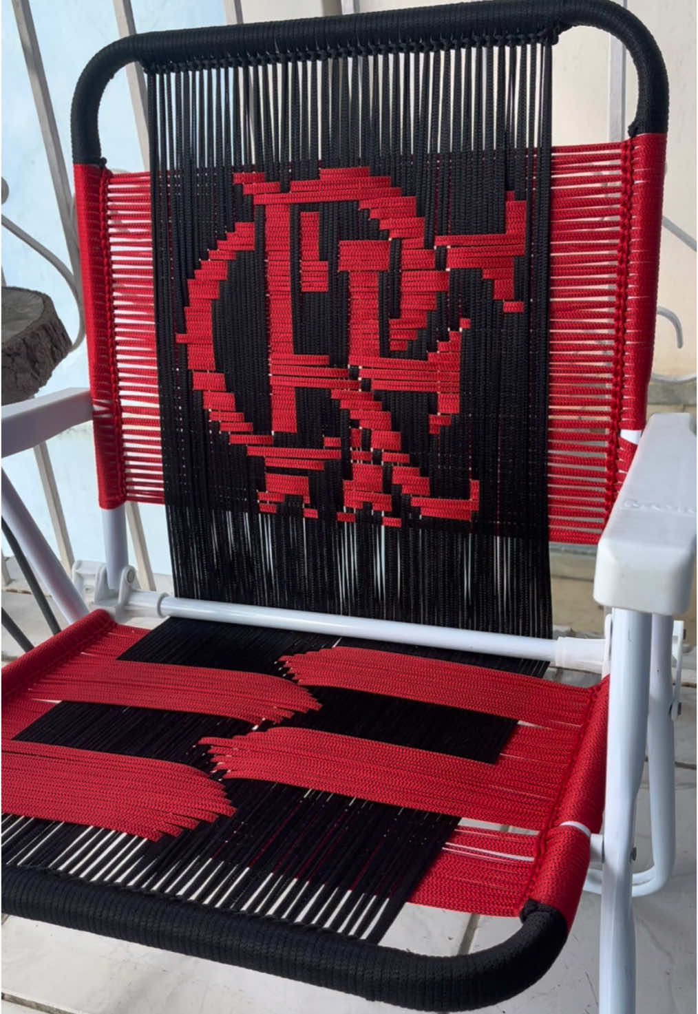 Essa foi de presente pro meu irmão.  E aí, qual é o proximo time que devo fazer?  #handmade #feitoamao #flamengo #mengo #mengao #time #fyyyyyyyyyyyyyyyy #fyp #arte #artesanato #cadeira #autoral #personalizado #upcycling #trancoso #praia #cadeiradepraia #exclusivo 