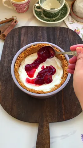 Upside down cheesecake - cheesecake Maqloba تشيز كيك مقلوبة🍓🍓🍓  English 👇👇👇#ksa #instafoodie #explore #egypt #uk #qater #riyadh #cooking #summertime #summeriscalling #iran #cheesecake #cheese #upsidedown #viedeoediting #creator #creators #strawberries #colddesserts #dessert #EasyRecipes  المكونات: للقاعدة: 	•	250 جرام بسكويت مطحون ناعمًا 	•	100 جرام زبدة مذابة للحشوة: 	•	200 جرام جبنة كريمي 	•	1 كوب وربع كريمة خفق 	•	1 كوب سكر بودرة 	•	1 ملعقة صغيرة فانيليا لكمبوت الفراولة: 	•	300 جرام فراولة مجمدة 	•	نصف كوب سكر 	•	عصرة ليمون 	•	نصف كوب ماء 	•	1 ملعقة كبيرة نشا ⸻ طريقة التحضير: 1. تحضير القاعدة: 	•	يُطحن البسكويت حتى يصبح ناعمًا تمامًا. 	•	يُخلط مع الزبدة المذابة جيدًا حتى يشبه المزيج الرمل المبلل. 	•	يُفرد في قالب التشيز كيك ويُضغط عليه بظهر ملعقة حتى يتساوى السطح. 	•	يُوضع في الفريزر أثناء تحضير الحشوة. 2. تحضير الحشوة: 	•	في وعاء، تُخفق الجبنة الكريمية مع السكر البودرة والفانيليا حتى يصبح القوام ناعمًا وكريميًا. 	•	في وعاء آخر، تُخفق كريمة الخفق حتى تتماسك. 	•	تُدمج كريمة الخفق مع خليط الجبنة برفق حتى يتجانس الخليط. 3. تحضير كمبوت الفراولة: 	•	في قدر على النار، تُوضع الفراولة مع السكر والماء وعصرة الليمون. 	•	عند بدء الغليان، يُذاب النشا في قليل من الماء ثم يُضاف إلى الخليط. 	•	يُترك على النار حتى يثخن، ثم يُترك ليبرد تمامًا. 4. التجميع: 	•	تُخرج القاعدة من الفريزر. 	•	تُوضع طبقة رقيقة من كمبوت الفراولة فوق البسكويت. 	•	تُضاف طبقة من خليط الكريمة، ثم طبقة أخرى من الكمبوت، وتُكرر الطبقات حتى تنتهي الكمية. 	•	يُغطى القالب ويوضع في الثلاجة طوال الليل