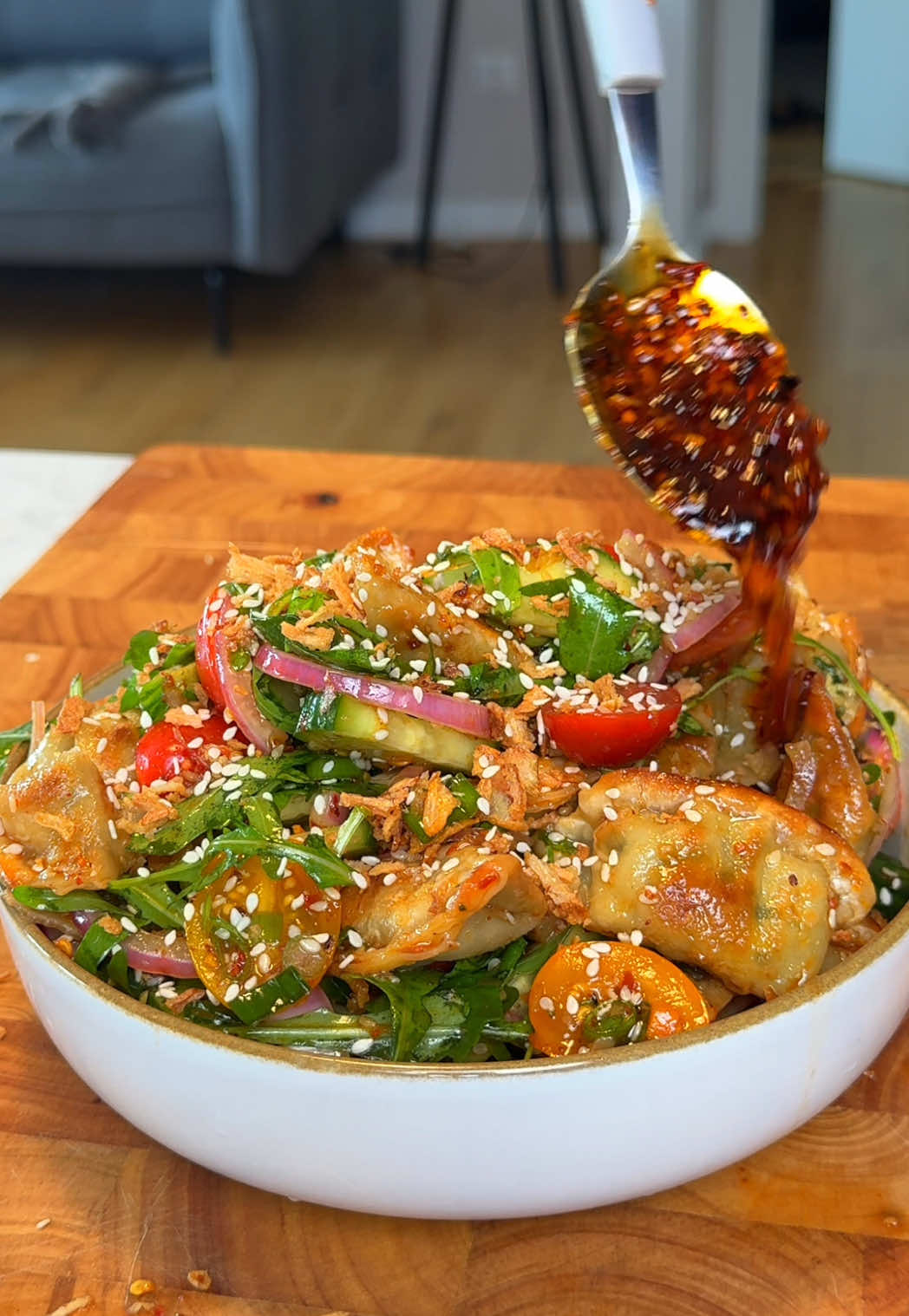 Crispy Dumpling Salad 𝐅𝐔𝐋𝐋 𝐑𝐄𝐂𝐈𝐏𝐄 𝐎𝐍 𝐌𝐘 𝐁𝐋𝐎𝐆 𝐃𝐫𝐯𝐞𝐠𝐚𝐧𝐛𝐥𝐨𝐠 𝐝𝐨𝐭 𝐜𝐨𝐦 (𝐋𝐈𝐍𝐊 𝐈𝐍 𝐌𝐘 𝐁𝐈𝐎)  ⠀ #salat #veggierecipes #healthysalad #greensalad #vegan #veggie #veganrecipes #veganessen #dumplings #healthyfood #simplesalad #easymeals #vegetarianrecipe #easysalad #plantbasedfood #healthylifestyle #veganfood #veganrecipe #veganerezepte #healthy #greengoddess #veganlunch #vegetarianrecipes #simplesalad #healthyfood #healthy #healthyrecipe #saladrecipe #dumpling #vegandinner #vegan