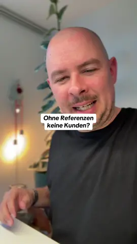 Antwort auf @Philipp Wenn Du darauf wartest, dass jemand Dir den ersten Kunden auf dem Silbertablett serviert, kannst Du lange warten. Geh raus, erzähl der Welt, was Du kannst, mach Cases, zeig Deine Skills und hör auf, Ausreden zu finden. Wer Kunden will, muss handeln. Unternehmen statt unterlassen! Die meisten scheitern nicht an mangelnden Referenzen, sondern an mangelndem Mut.