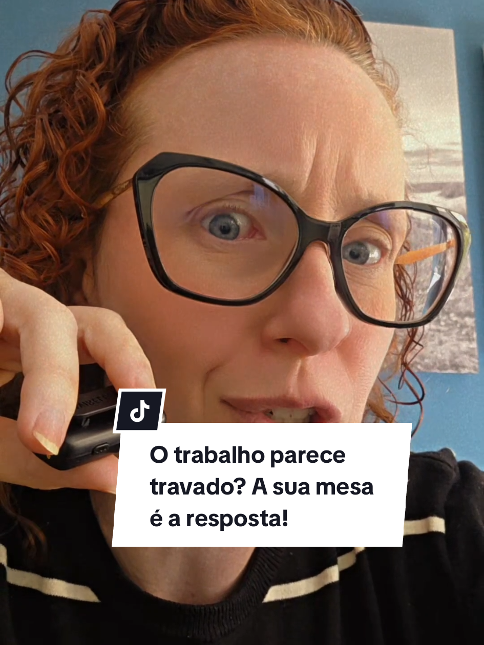 Mesa de trabalho virada pra parede pode estar te drenando sem você perceber. A falta de perspectiva visual impacta sua produtividade, sua criatividade e até sua saúde mental. Se não dá pra mudar a posição da mesa, muda o que você vê: paisagens, profundidade, vida. Me chama pra uma consultoria e vamos criar um ambiente que funcione de verdade – pro seu olho, pro seu corpo e pro seu cérebro. @Veri - arquiteta da vida real @Veri - arquiteta da vida real  #homeofficecomproposito #arquiteturareal #mesadetrabalho #consultoriadeinteriores #designfuncional #escritorioemcasa #projetopersonalizado #neuroarquitetura #focoeprodutividade #vidareal