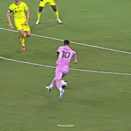 Muita gente insiste em dizer que Messi já está velho para o futebol, mas a cada jogo no Inter Miami ele prova o contrário. Mesmo com o passar dos anos, o argentino segue desequilibrando, empilhando gols, assistências e jogadas geniais que fazem a diferença. A idade pode até avançar, mas o talento segue intacto #messi #intermiami 