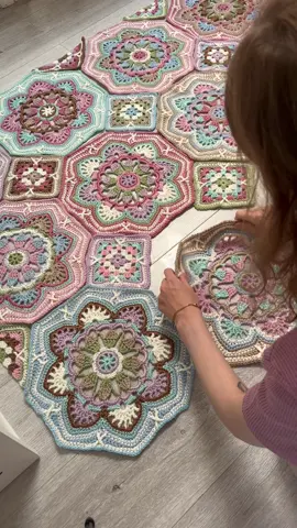 homestretch baby! 😮‍💨 pattern: persian tiles blanket by Janie Crow (on ravelry, etsy & youtube). Yarn is from Zeeman & Wibra (dutch stores🤭) #crochet #persiantiles #persiantilesblanket #crochetblanket 
