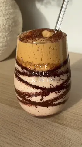 Café batido crunch ☕️🍫🤎 Ingredientes: •gotas de chocolate fundidas •hielos •chocolate crunchy con leche caliente para fundir •para la crema de café: 2 cucharas de café instantáneo, 1 cuchara de azúcar y cubrir con agua •cacao en polvo para decorar Y listo 🥰 #ASMR #Cafe #coffee #coffeetiktok #coffeeaddict #coffeetok #coffeetime #coffeelover #icedcoffeerecipe #icedcoffeerecipe #Recipe #Receta #chocolate #asmrsounds 