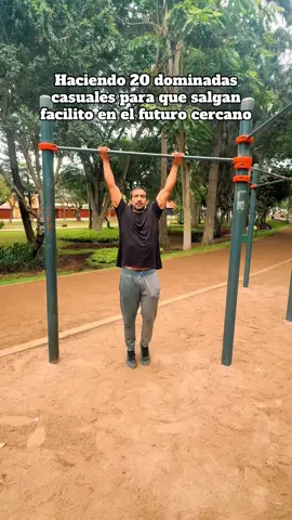 Realizando sus 20 Dominadas seguidas para acostumbrarme a ese número de repeticiones y salgan más repes en el futuro. #AlejandroGuzman 