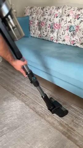 LİNK profilde, hemen profil fotoğrafın alt kısmında mevcut. ❤️ 🔴 Dikey süpürge Alana , Elektrikli süpürge yanında Hediye  “Çay döktüm, mercimek döktüm… Köşelere biriken tozlar da cabası! Ama hepsini tek hamlede süpürdü.” Ben bu süpürgeyi kendi paramla aldım, bu bir reklam değil, işbirliği hiç değil. Sadece gerçekten işe yarayan bir ürünü gönül rahatlığıyla tavsiye ediyorum. Özellikleri:✨ Karaca Vantuz Power Up Pro, yüksek çekim gücüne sahip Powermax motor teknolojisiyle çalışıyor. Kalın halı, ince halı, parke fark etmiyor; çekiş gücü hep aynı. Led ışıklı turbo fırçası, karanlıkta kalan tozları bile gösteriyor. Katlanabilir borusu sayesinde koltuk altları, yatak altları artık ulaşılmaz değil. Park Et & Git özelliği var; temizlik yaparken süpürgeyi dik bırakıp başka işine rahatlıkla dönebiliyorsun. Toz haznesi Quick & Click sistemiyle tek tuşla boşalıyor, etrafa toz saçmıyor. Airmax Cyclone teknolojisi sayesinde çekiş gücü uzun süre azalmıyor, filtreler tıkanmıyor. Üç aşamalı filtre sistemi (HEPA, metal ve sünger) ile ortam daha temiz ve hijyenik hale geliyor. Aparatları da gerçekten işe yarıyor: 	•	Kenar-köşe aparatı ile duvar dipleri ve zor alanlar tertemiz, 	•	2 in 1 toz fırçası perdelerde harika, 	•	Mini turbo fırça, koltuktaki tüyleri ve tozları pratikçe alıyor, 	•	Pet aparatı sayesinde hem tarama hem temizlik aynı anda, 	•	Esnek hortum ile araç içi ve dar alanlar dert olmuyor. Batarya konusu da çok pratik: İstersen çıkarıp başka yerde şarj et, istersen süpürgeyi duvara asıp oradan şarj et. Yani şarj da senin kontrolünde. 2000 mAh batarya, 50-60 dakika arası kesintisiz temizlik sunuyor. ⸻ Kısacası bu süpürgeyi ben aldım, denedim, memnun kaldım ve tavsiye ediyorum. Reklam değil, gönülden öneri. # reklam değil