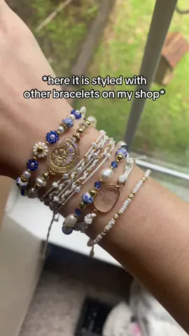 It’s already available on my etsy, but should i sell more colors and a silver version? #handmadebracelets #beadedbracelet #adjustablebracelet #stringbracelets #braceletbusiness 