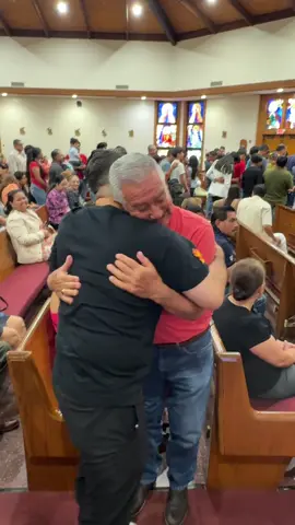 Después de mucho tiempo en México, finalmente pudo ver a sus papás ♥️🙏🏼🥹🇲🇽🇺🇸 mi Suegro estaba que no podía de la emoción @jpsantos121 #H8A #HelenOchoa #Dad #Papa #Sorpresa #DiaDeLosPadres #FathersDay #LlegadaSorpresa #Viral #FYP #Trending #Family 