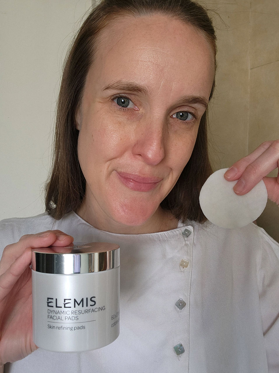 ✨¿Textura irregular? ¿Piel opaca? Esto es lo que tenés que probar👇 Los Dynamic Resurfacing Pads de @elemis hacen todo el trabajo mientras vos seguís con tu rutina. Exfolian suave, alisan la piel y te dejan ese glow de “me hice un tratamiento” sin salir de casa 🧖‍♀️ #Elemis #SkincareTips #BeautyHack #GlowUp #PielRadiante@ELEMIS 