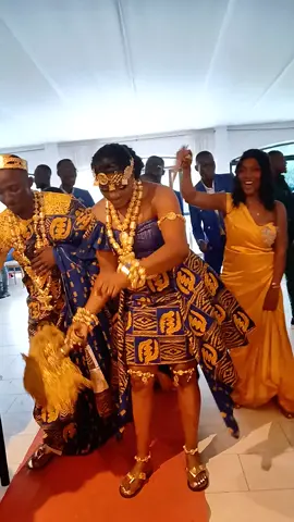 Nous disposons de très belles tenues traditionnelles en location pour tous vos événements.  ☎️:07.49.50.41.73  #locationtenuestraditionnelles #tenuetraditionnelleivoirienne🇨🇮 #tenuetraditionnelle #tenueakan🇨🇮 #dote 