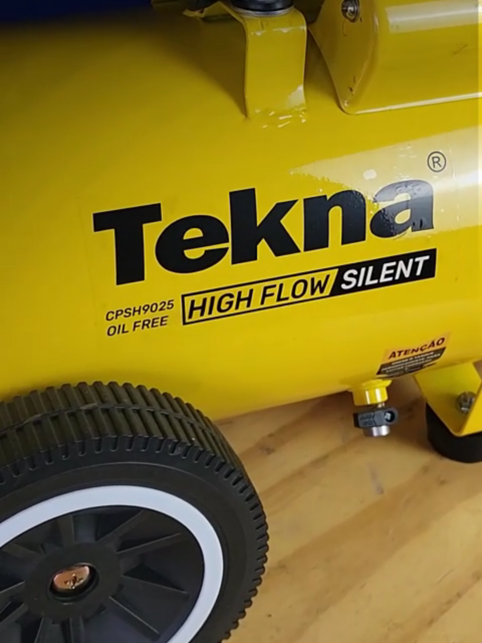 🔧💨 Compressor de Ar Tekna CPSH9025: potência, silêncio e versatilidade para o seu trabalho! 2,5 HP, reservatório de 24L e kit completo pra começar na hora 🎨🔩 Ideal para pintura, limpeza e manutenção com praticidade e eficiência! Quer dar um upgrade nas suas ferramentas? Esse compressor é a escolha certa! #CompressorDeAr #Tekna #AltaPerformance #Profissional #FaçaVocêMesmo #Oficina #Pintura
