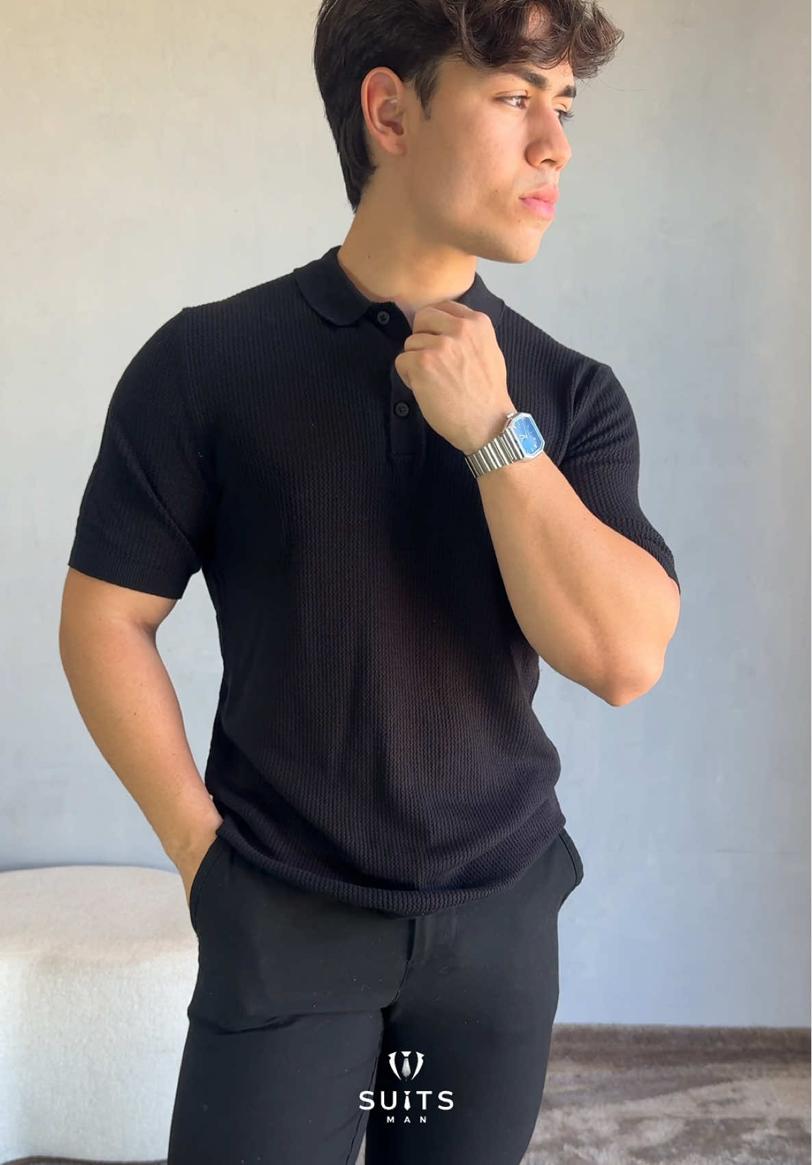 A polo Tricot vem ganhando destaque no cenário da moda com peças que traduzem o estilo Old Money em sua essência — sofisticação silenciosa, qualidade impecável e um toque clássico que nunca sai de moda. Disponível agora. Estoques limitados.