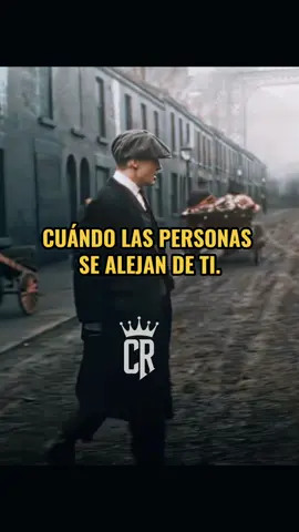 Cuando las personas se alejen de ti, déjalos ir.#frasesmotivadoras #tomasshelby #cillianmurphy #peakyblindersedits #videoviral #parati #fyp #reflexion #consejos #caballeros #solitario #mentemilionaria #mentepositiva #🎩srcaballero🍷🎩 #caballeroreal #jhonshelby #tiktok #motivation #vypシ #viraltiktok 