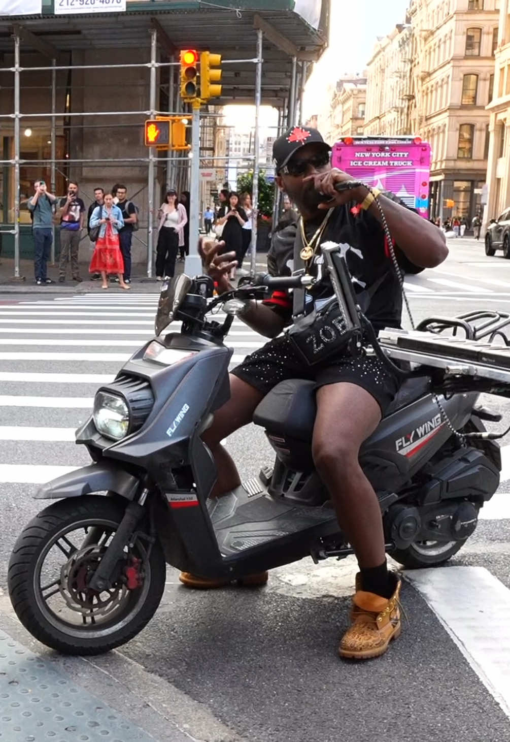 I told y’all this summer would be insane!! My homie @joeykaotyk was visiting NYC and decided to pull up to my stream unannounced - we both hoped we’d run into a rapper so he could b-boy while they MC’d. In under 5mins this dude (labelnyc_ on ig) pulled up dripped out on a bike and took this track to the moon 🔥🙌