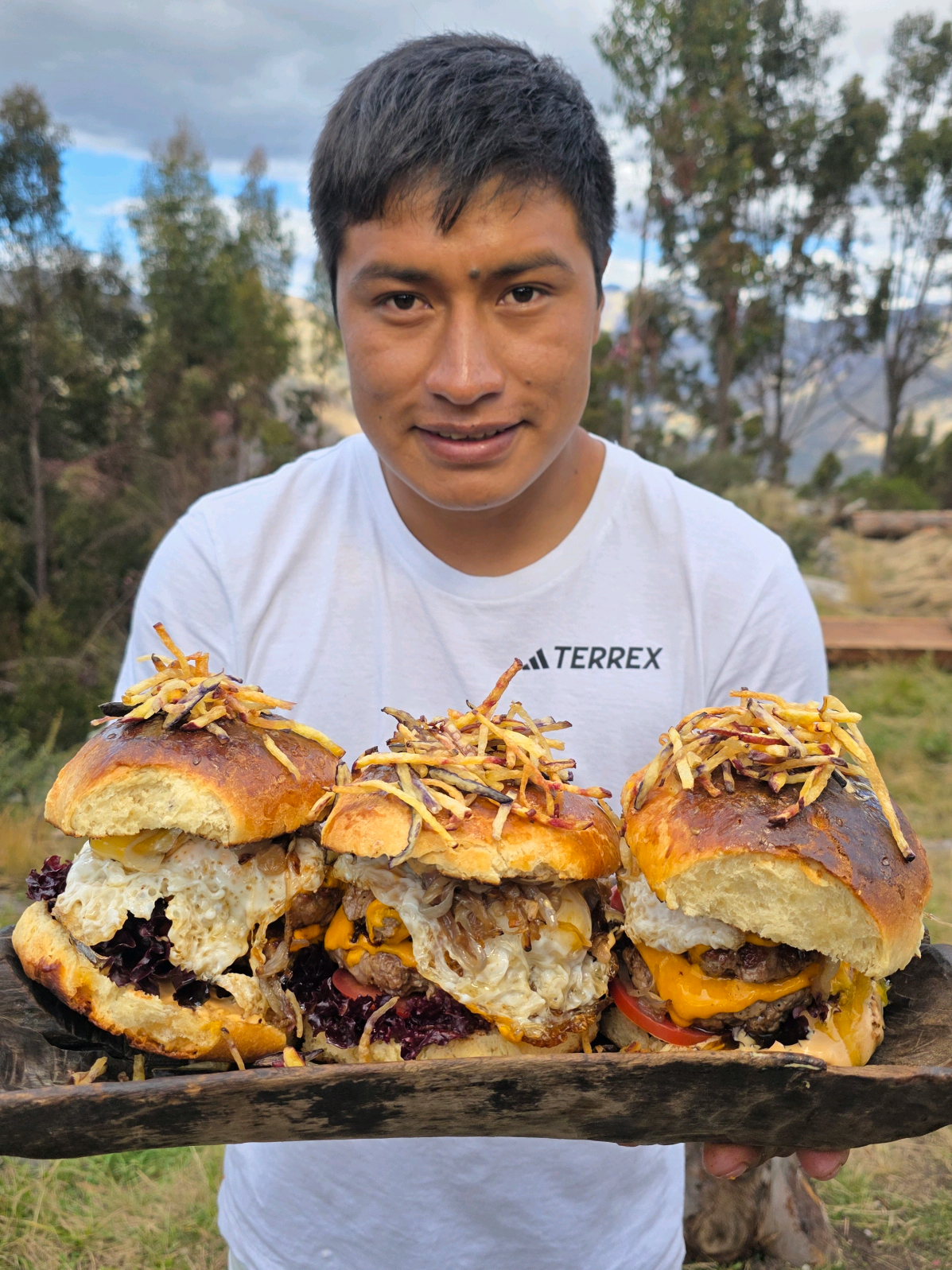 Respuesta a @sebxstian_44  Hamburguesa 🍔 ves, así de sencillo, con mi compañero IA ideal del Samsung Galaxy S25 Ultra @Samsung Perú   Qué riquito está! #publicidad #hamburguesa #cocina #campo #tradicional #andes #pisac #cusco #peru #parati #soycreador #waldirmaqque #pyf #soycreadordecontenido #riquito #chequea #aprende #cocinatradicional #recetas 
