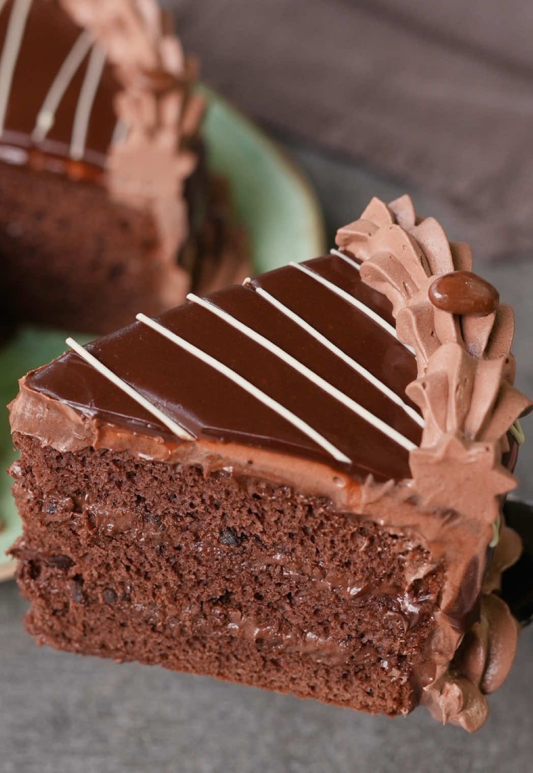 Çikolatalı Yaş Pasta 🍫🍰😋 Siz de yenilenen Nefis Yemek Tarifleri uygulamasını indirerek veya www.nefisyemektarifleri.com’a üye olup “Tarif Gönder” butonuna tıklayarak tariflerinizi bize kolaylıkla gönderebilirsiniz. ✨ Malzemeler Keki için; 5 yumurta 1 su bardağı şeker 1 tatlı kaşığı limon suyu Yarım çay bardağı sıcak su (60 ml) 1 su bardağı un 3 yemek kaşığı nişasta 2 yemek kaşığı kakao 1 paket vanilya 1 paket kabartma tozu Kreması için; 750 ml süt 1 yumurta sarısı 1 su bardağından bir parmak eksik şeker (160 g) 4 yemek kaşığı un 3 yemek kaşığı nişasta 2 yemek kaşığı kakao 1 paket vanilya 1 yemek kaşığı tereyağı Yarım paket bitter çikolata (30 g) 1 paket kakaolu krem şanti (80 g) 1 çay bardağı soğuk süt (125 ml) Dış kaplaması için; 1 paket kakaolu şanti (80 g) 1 çay bardağı soğuk süt (125 ml) Ganaj için; Yarım paket krema (100 ml) 60 g bitter çikolata 60 g sütlü çikolata Detaylı yazılı tarife ve deneyenlerin yorum ve fotoğraflarına Nefis Yemek Tarifleri uygulamasında “Çikolatalı Yaş Pasta” araması yaparak ulaşabilir, tarif defterlerinize ekleyebilirsiniz. 🔎🧐 #nefisyemektarifleri #pastatarifleri #pasta #çikolatalıpasta #tarif #tiktokmutfağı