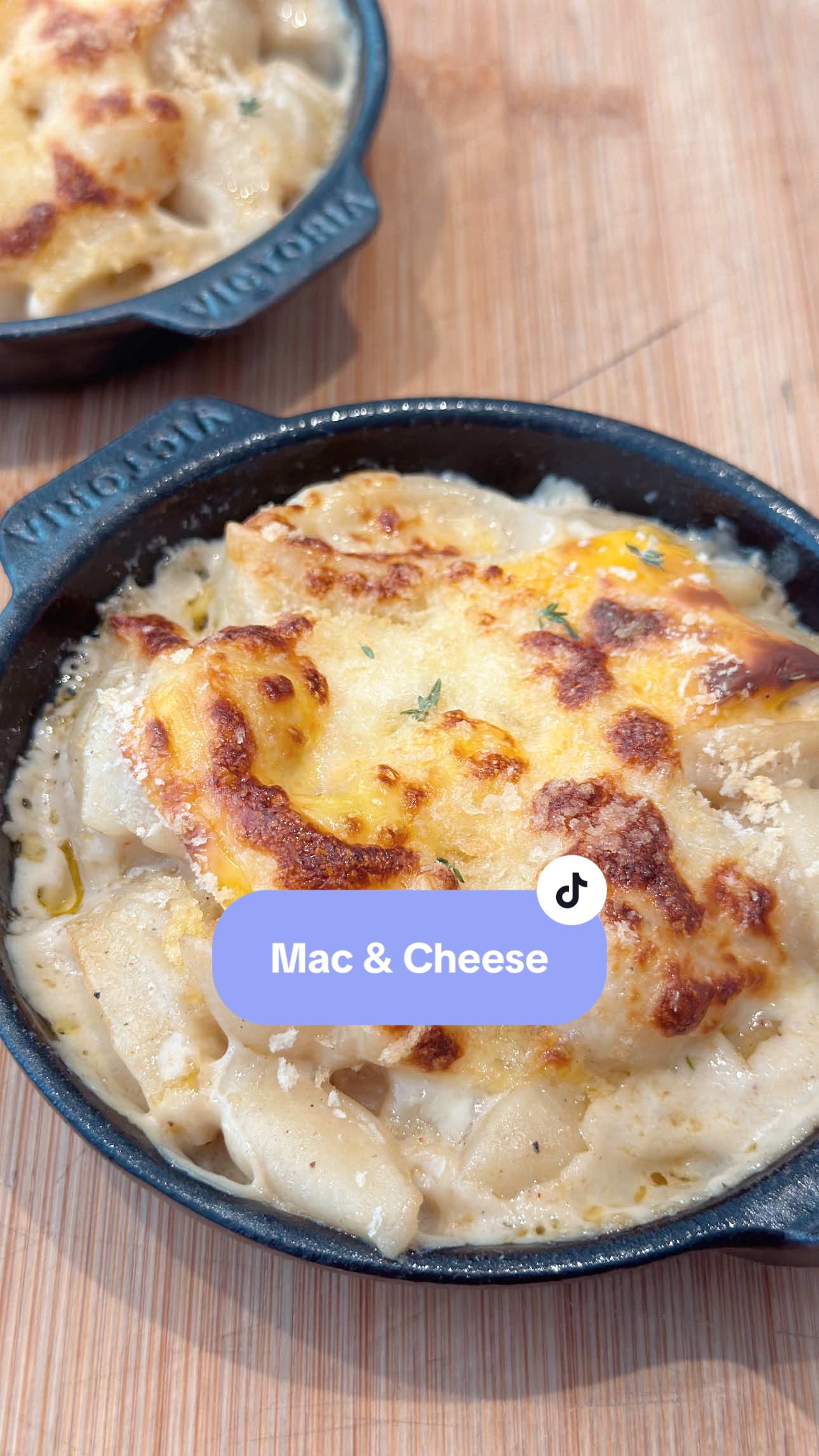 🍝✨ Vacaciones, niños en casa y el hambre a toda hora…  @victoriacocinacastiron  Este Mac & Cheese cremosito en skillet te salva en minutos y queda de locura 🤤🔥 Pasta, mucho queso y cero complicaciones…  ¡la receta perfecta para consentir a los más chiquitos (y antojarte tú también)! 😍🧀 1 bolsa de conchitas 3 cdas de mantequilla  2 cdas de harina  1 1/2 taza de leche  1 cdita de mostaza Salpimienta  Pizca de paprika, nuez moscada  1/2 taza de queso mozarella o cheddar o doble crema Tomillo al gusto 👉🏽 Guarda esta idea porque la vas a necesitar más de una vez esta semana 🙌🏽 #RecetasFáciles #MacAndCheese #CocinaParaNiños #VacacionesEnCasa