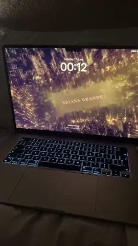 Took way too many attempts #macbook #livewallpapermacbook #arianagrande #xoxo #relatable #inspo #ursign @arianagrande 