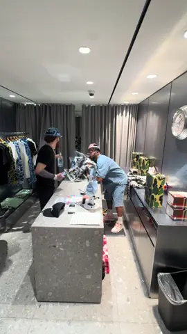 Buscando la ropa 🧥 de mi hermano pal video de los Rockstar Remixxxx que sale el 26 