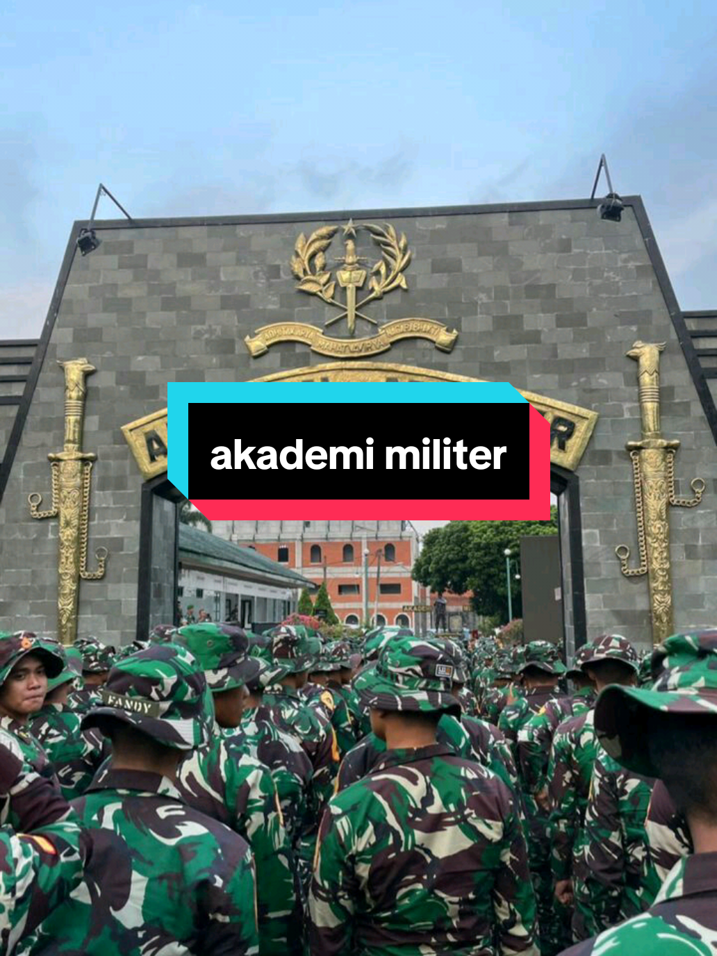 🎖️ Apa Itu Akademi Militer (Akmil)? Akmil adalah sekolah pendidikan tinggi militer untuk mencetak perwira TNI AD (Angkatan Darat). Mahasiswa di sini disebut Taruna, dan mereka dididik secara fisik, mental, akademik, dan kepemimpinan. ✅ Apa yang Dipelajari? Ilmu militer & taktik tempur Kepemimpinan dan strategi Ilmu teknik, sosial, dan hukum militer Latihan fisik & disiplin militer 🧭 Syarat Masuk WNI, lulusan SMA/sederajat (IPA) Sehat jasmani & rohani Tinggi badan min. ±165 cm (putra) Lolos tes akademik, psikologi, kesamaptaan, dan pantukhir 💼 Setelah Lulus? Langsung dilantik jadi Perwira TNI AD (Letnan Dua) Dapat gaji dan tunjangan sebagai anggota militer aktif Bisa lanjut karier sampai level jenderal #Akmil #AkademiMiliter #TarunaAkmil #TNIAD #PerwiraTNI #SekolahMiliter