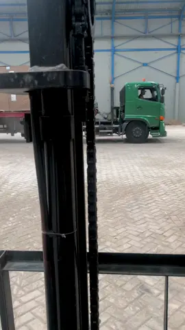 nasib!! bongkar barang yang gaada paletnya😌#operatorforklift #forklift #driverforklift #fyp #industry #semogakayaraya #forkliftoperator 