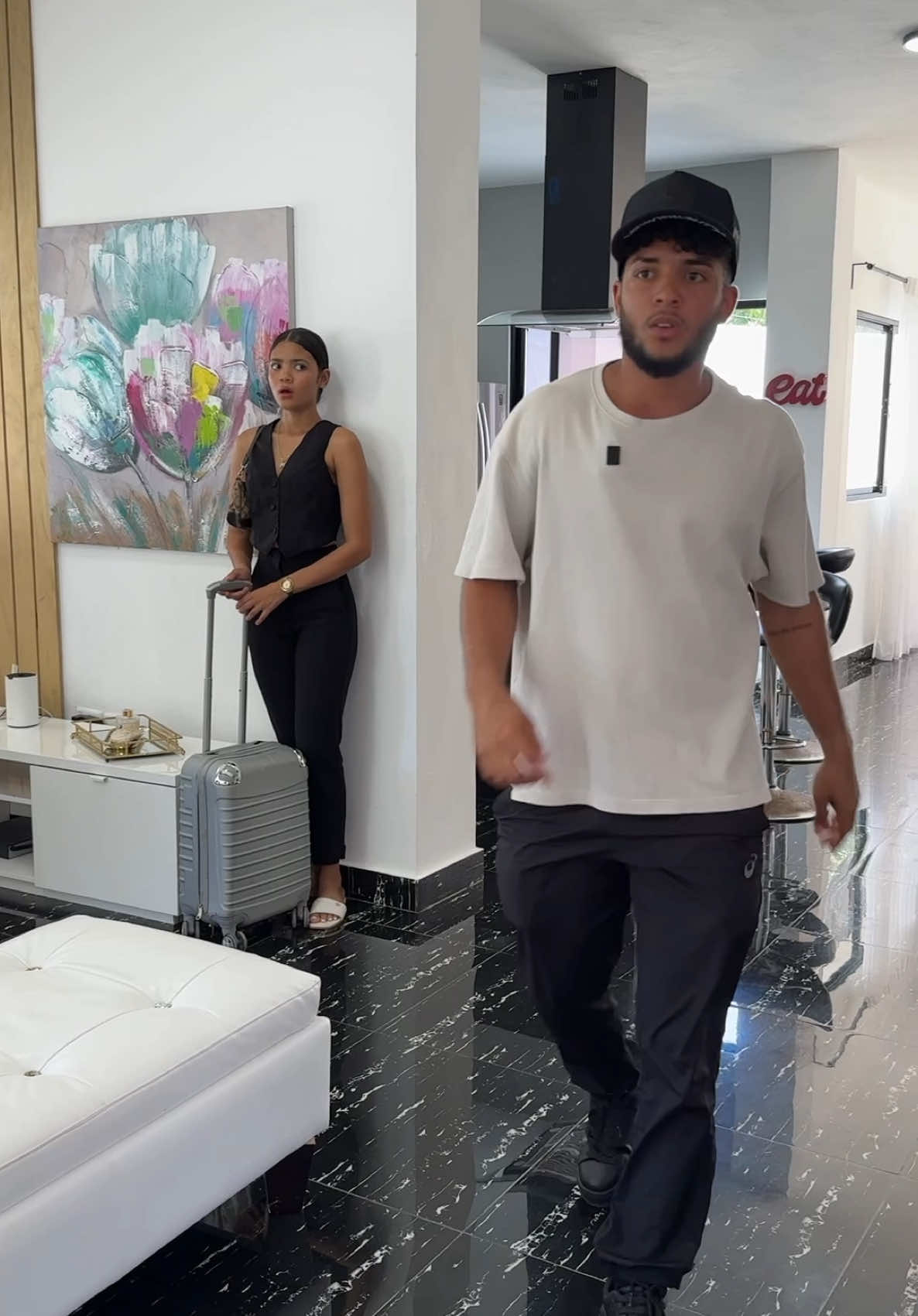 Fingio ir de viaje para ver si el esposo se atrevia a meter a la otra a la casa.