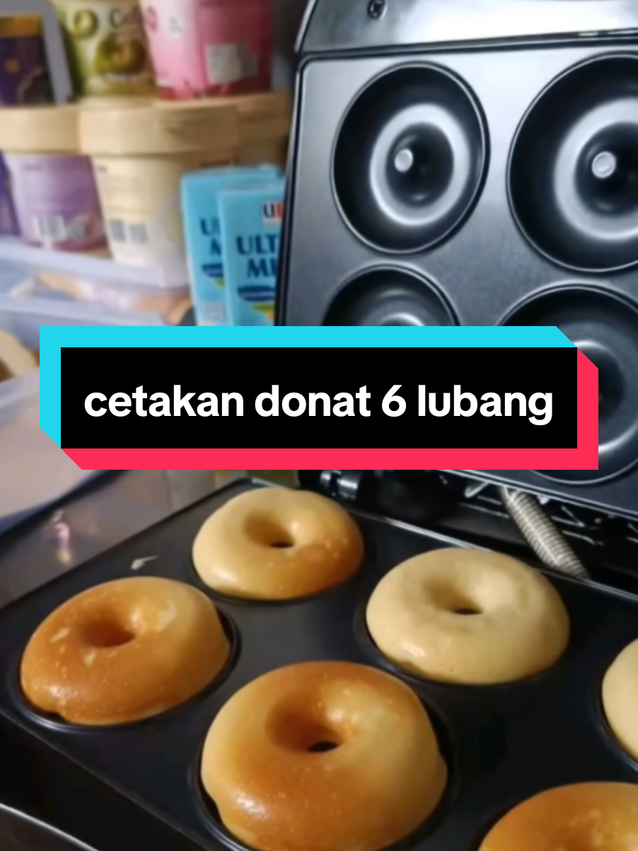 Cetakan donat elektrik Sonifer SF-6066 hadir untuk kamu yang ingin bikin donat sendiri di rumah tanpa ribet dan tanpa minyak. Dengan 6 lubang sekaligus, kamu bisa memanggang donat lebih cepat dan merata hanya dalam beberapa menit. #cetakandonat #cetakan #donat 