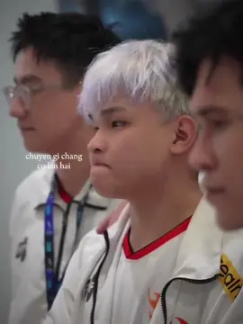 Là nốt trầm ở mùa này nhưng tích cực thì đó là một thành tích mới của Trọc. Đây chỉ mới là khởi đầu của cậu nhóc 20 tuổi và phía trước sẽ còn nhiều khó khăn nhưng mình tin nỗi đau lần này sẽ là động lực cho vinh quang sau này🧡 Chúc Bé Trọc cùng FPT x Flash tại mùa APL lần này cũng sẽ đứng trên sân khấu cũng khóc nhưng mà là giọt nước mắt khi giành lấy chức vô địch⚡️ #TeamFlash #FPTxFlash #AoV #FL25 #fptxflashisthechampion 