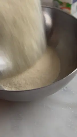 Как насчёт рецепта манника? 😉 Он получается таким мягким, нежным и уютным, прям 💔 Диаметр формы 18 см 450 гр кефира 360 гр манки 200 гр сахара 2 яйца 112 гр сливочного масла 10 гр разрыхлителя 1/4 ч л ванильной пасты/ванильного сахара с натуральной ванилью Щепотка соли 1. Манку смешиваем с кефиром, накрываем плёнкой и убираем настаиваться в холодильник на 30 минут. 2. По истечении этого времени размягченное масло растираем с сахаром и вводим яйца. Затем добавляем набухшую манку с кефиром и все хорошо перемешиваем до однородности. 3. Перекладываем в форму и выпекаем в заранее разогретой до 180С духовке – 55-60 минут. Верхушка готового манника должна хорошо подрумяниться. 4. Полностью остужаем и подаём. #торт #пирог #манник #рецепт #завтрак 