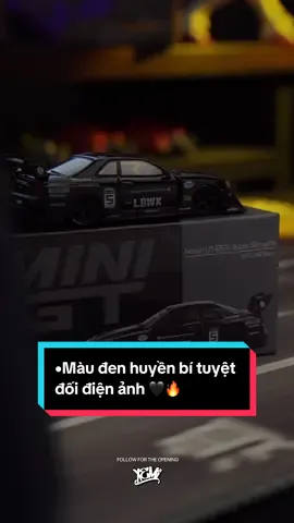 • Màu đen huyền bí tuyệt đối điện ảnh 🖤 • Mini GT 1/64: Nissan LB-ER34 Super Silhouette SKYLINE BLACK // 844 • Thảm lót chuột Xemi-Speed I Desktop Diorama • All your premium diecast needs link in bio!  •Follow us: @xemi.sg 🔥 Follow for the opening 🔥 •Car Model: @minigtofficial •Car Support: @alax.garage #Xemisg #Xemicast #DesktopDiorama #hotwheels #poprace #minigt #minigtcollector #inno64 #tarmacworks #kaidohouse #diecast #164scale #164diecast #164collector #164collectors #minigt64 #diecastcollector #diecastcars #diecastcustoms #diecastcars #premium64 #164 #topsecret #jdmcars #xecuatui #minigtvietnam #minigtofficial 