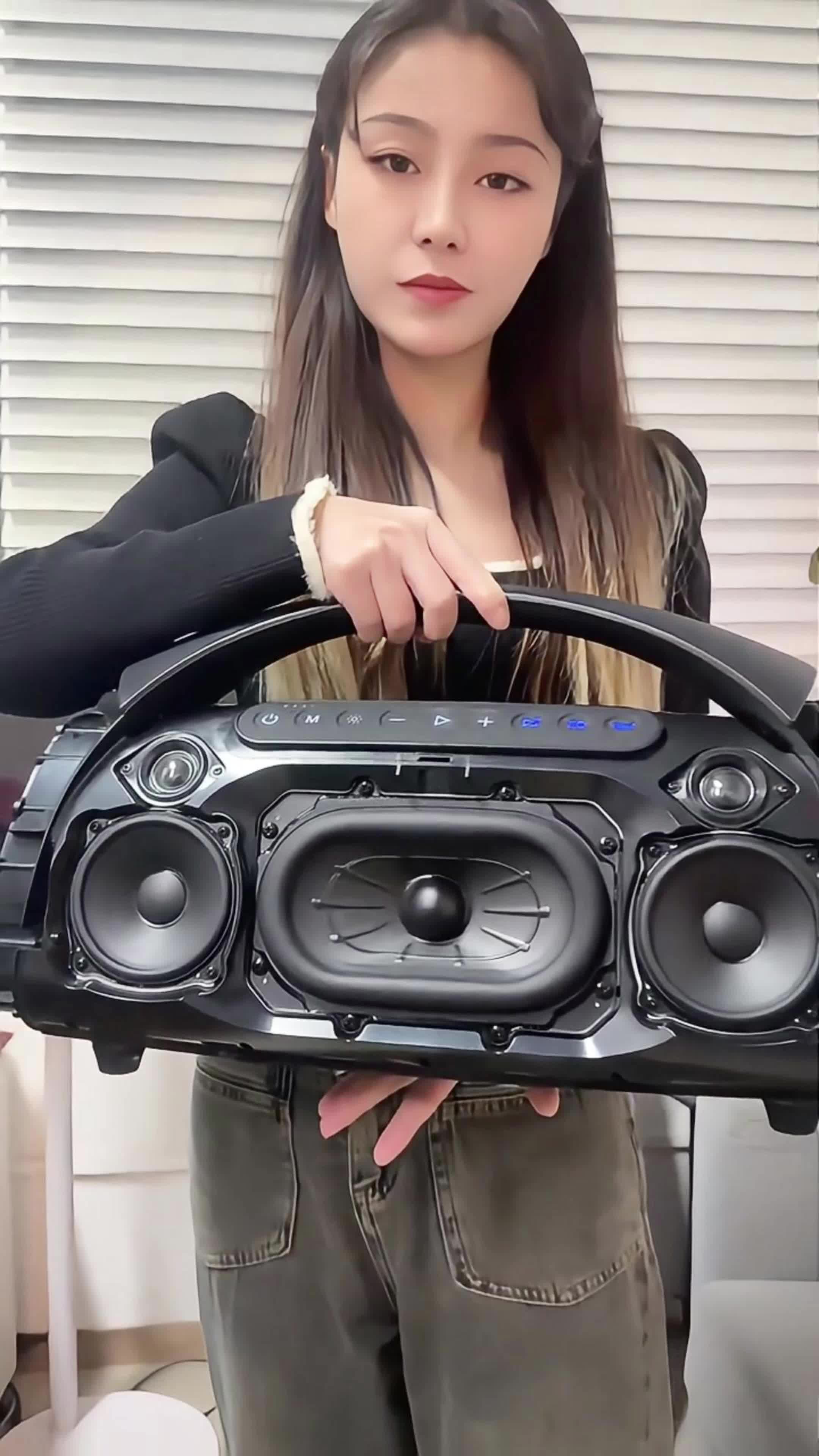 YEAHBOX Sonic Boom MAX
Three-way subwoofer
Rated 200 watts of high power#bass#speaker#subwoofer 