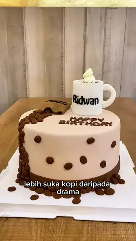 Jadi ini kopi atau cake?? #customcake #fondant #kopi #coffee #bakery #cakeshop #foryou 