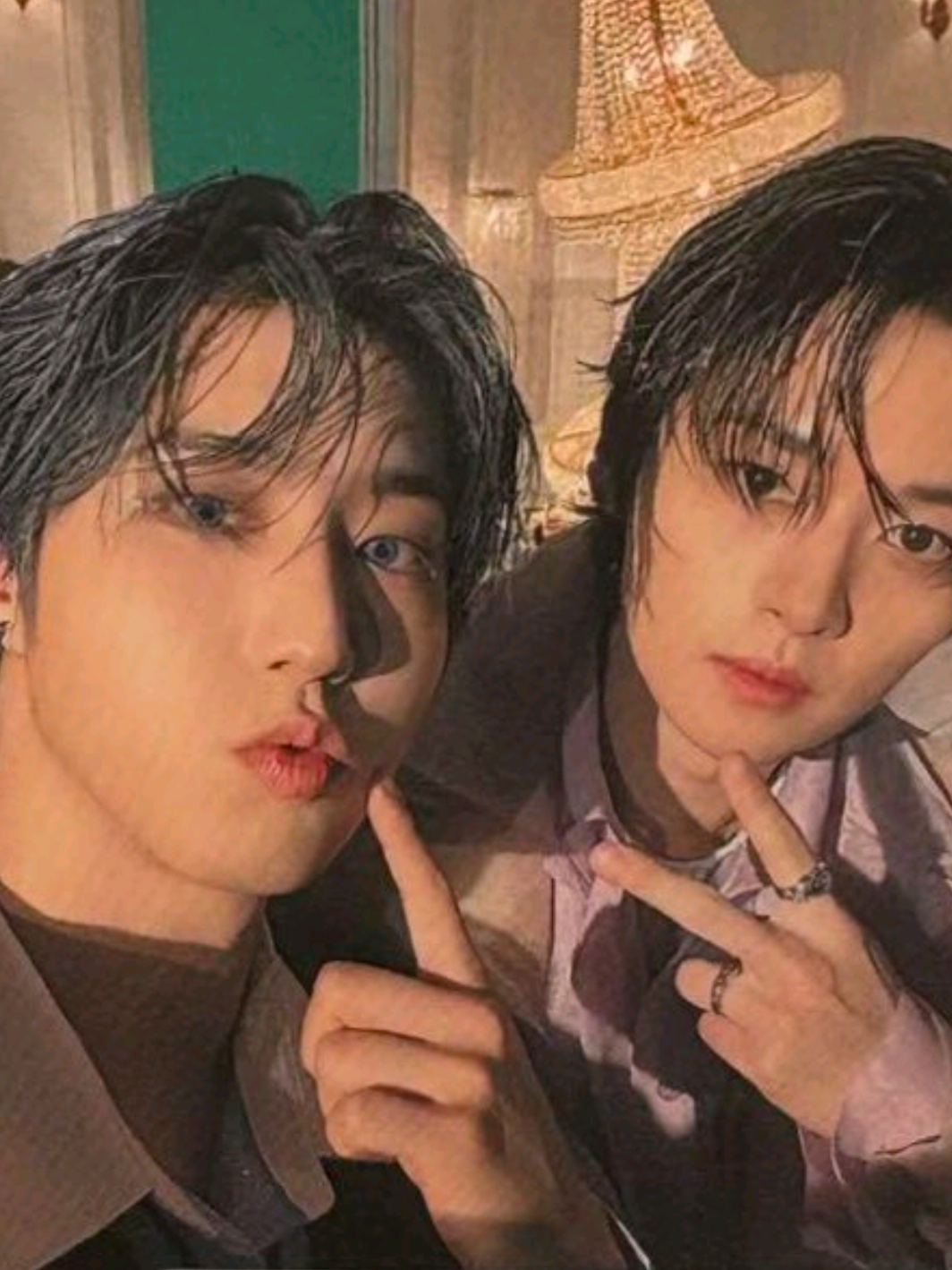 o Lino so colocando as fotos do Jisung || #leeminho #hanjisung #leeknow #HAN #foryouapage #straykids #minsung #boddaramji 