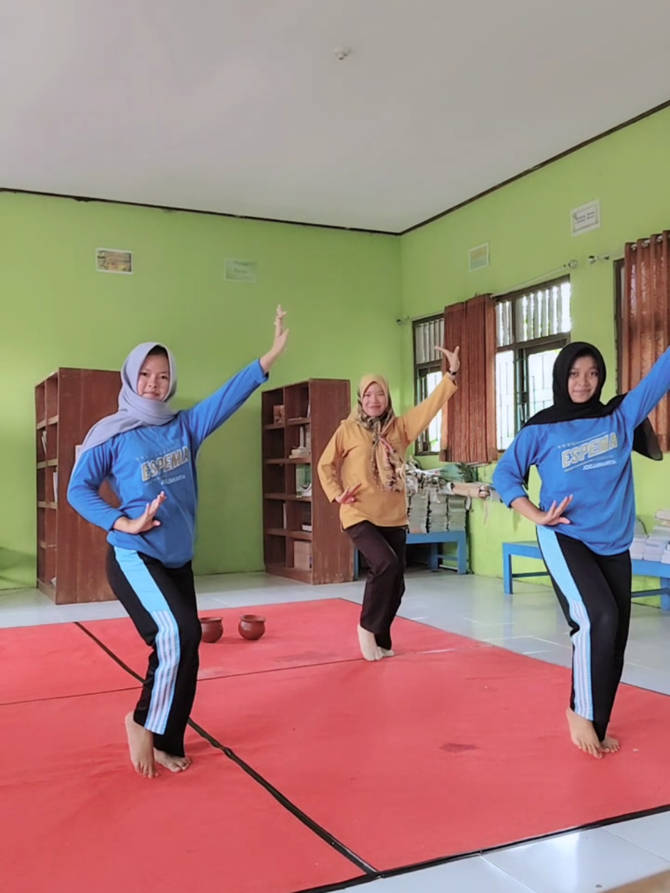 diajakin anak2 @ipoel192 @☆  hayuuukk aja 😁 #ayangayang #taritradisional #dancecover #gurusenibudaya 