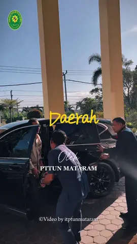 Mataram, 17 Juni 2025 — Pengadilan Tinggi Tata Usaha Negara (PTTUN) Mataram melaksanakan kegiatan Pengawasan Daerah di Pengadilan Tata Usaha Negara (PTUN) Mataram. Kegiatan ini merupakan agenda rutin dalam rangka pembinaan dan pengawasan terhadap pelaksanaan tugas pokok dan fungsi peradilan serta administrasi perkantoran di lingkungan peradilan tata usaha negara. Tim pengawas yang dipimpin langsung oleh H. Ujang Abdullah, S.H., M.H. (Wakil Ketua PTTUN Mataram) bersama para pendamping dari PTTUN Mataram disambut oleh Ketua PTUN Mataram, Baiq Yuliani, S.H., beserta Wakil Ketua, para Hakim, Panitera, Sekretaris, dan seluruh jajaran struktural maupun fungsional PTUN Mataram. Kegiatan pengawasan dimulai dengan pemaparan singkat mengenai profil satuan kerja, capaian kinerja, dan kendala-kendala yang dihadapi PTUN Mataram. Selanjutnya, tim melakukan pemeriksaan terhadap berbagai aspek, antara lain: 	•	Administrasi kepaniteraan dan persidangan, 	•	Administrasi kesekretariatan dan keuangan, 	•	Kinerja layanan publik dan pembangunan zona integritas, 	•	Kepatuhan terhadap standar operasional prosedur dan pelaksanaan reformasi birokrasi. Dengan adanya kegiatan ini, diharapkan PTUN Mataram dapat terus meningkatkan kinerja, menjaga integritas, serta mewujudkan peradilan yang modern dan terpercaya. #ptunmataram 