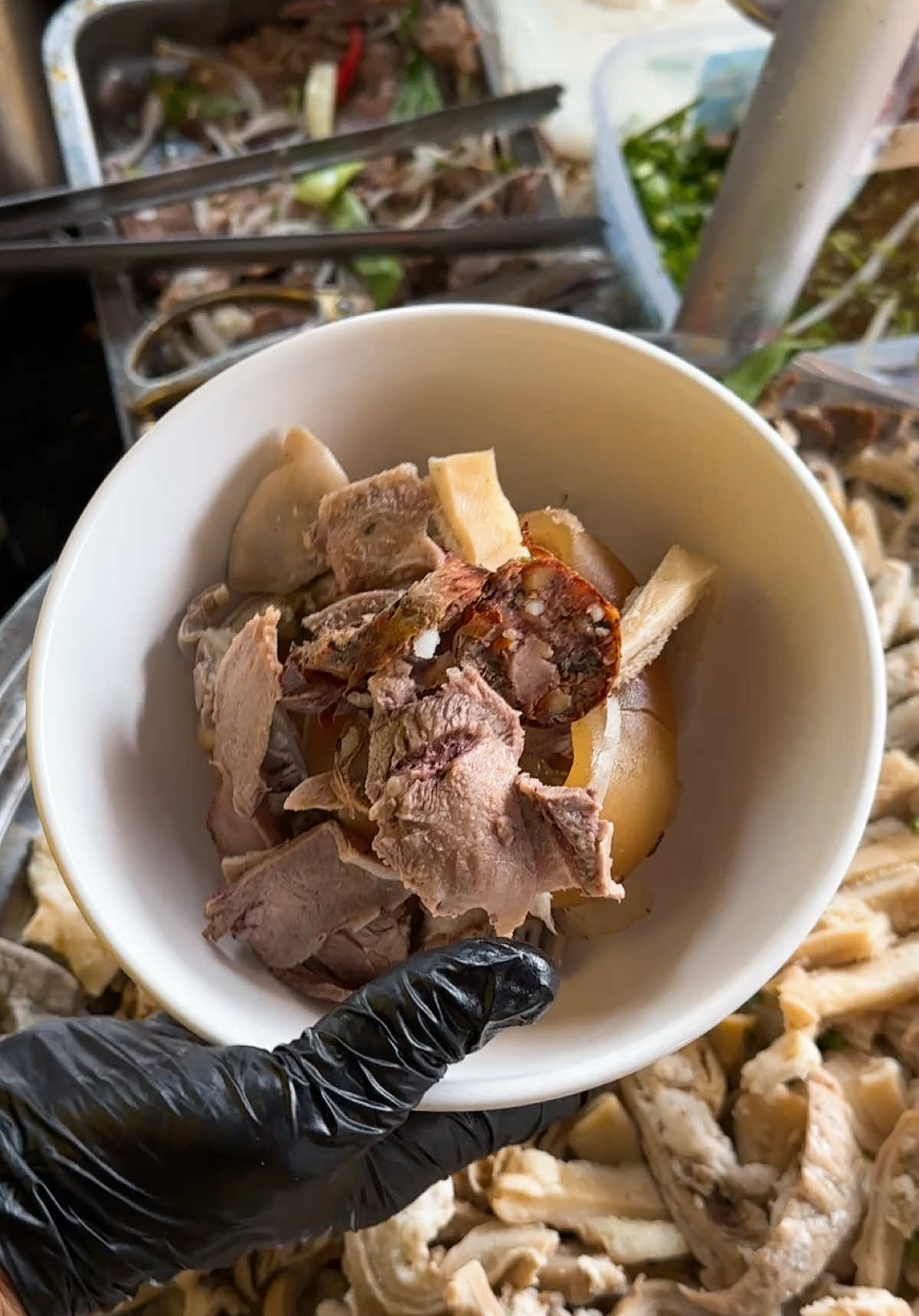 🥣 Cháo giò bò mix nạm lòng thập cẩm – tô cháo quốc dân cho những ai vừa đói vừa khó tính 😮‍💨 Giò mềm, nạm ngọt thịt, lòng giòn sạch, cháo thì nấu sánh thơm, nêm vừa tới – ăn vô một muỗng là hiểu vì sao khách quay lại hoài. 🔥 Món này đang cháy đơn mỗi chiều tại Cháo Bò 99 – vừa ngon, vừa no, mà ăn xong còn thấy đời dịu lại hẳn! 📣 Kêu liền team “ăn là phải đủ topping”, team “cuối ngày là phải có cháo nóng”, team “mê lòng bò mà không biết ăn ở đâu” tới trải nghiện liền cho biết cái vị “chất mà thân” là sao nha 😎 #chaobo99 #LearnOnTikTok #xuhuongtiktok #streetfood #ancungtiktok #FoodTok #tiktokfood #viral #2025 