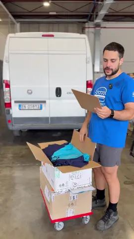 Non siamo mica permalosi… 😇 La gente ci chiede sempre: “Ma vi offendete se vado da un altro per stampare le magliette personalizzate?” Ma no, figurati! C’è un sacco di gente brava là fuori… noi non siamo mica permalosi. (Spoiler: forse un pochino sì 😅) 🎥 Guarda fino alla fine per scoprire quanto non ce la prendiamo! #Satira #Ironia #StampaMagliette #BurgerPrint #stampa #personalizzazione #magliettepersonalizzate #dtfprinting #stampadtf #burgerprint #stampasatira #videovirale #reeldivertente #stampaitalia #customapparel #ironiaitaliana