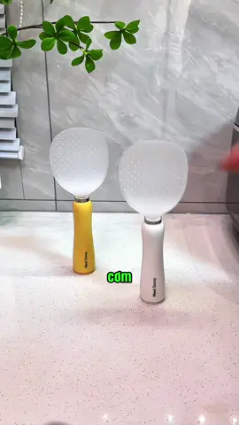 Thìa cơm này có thể đứng hoặc gắn tường rất tiện lợi khi sử dụng. Bạn sẽ không bao giờ phải cất nó đi đâu nữa!! #muoixoicomchongdinh #tienich #giadungnhabep #creatorsearchinsight #thietthuc #jizonguyen 