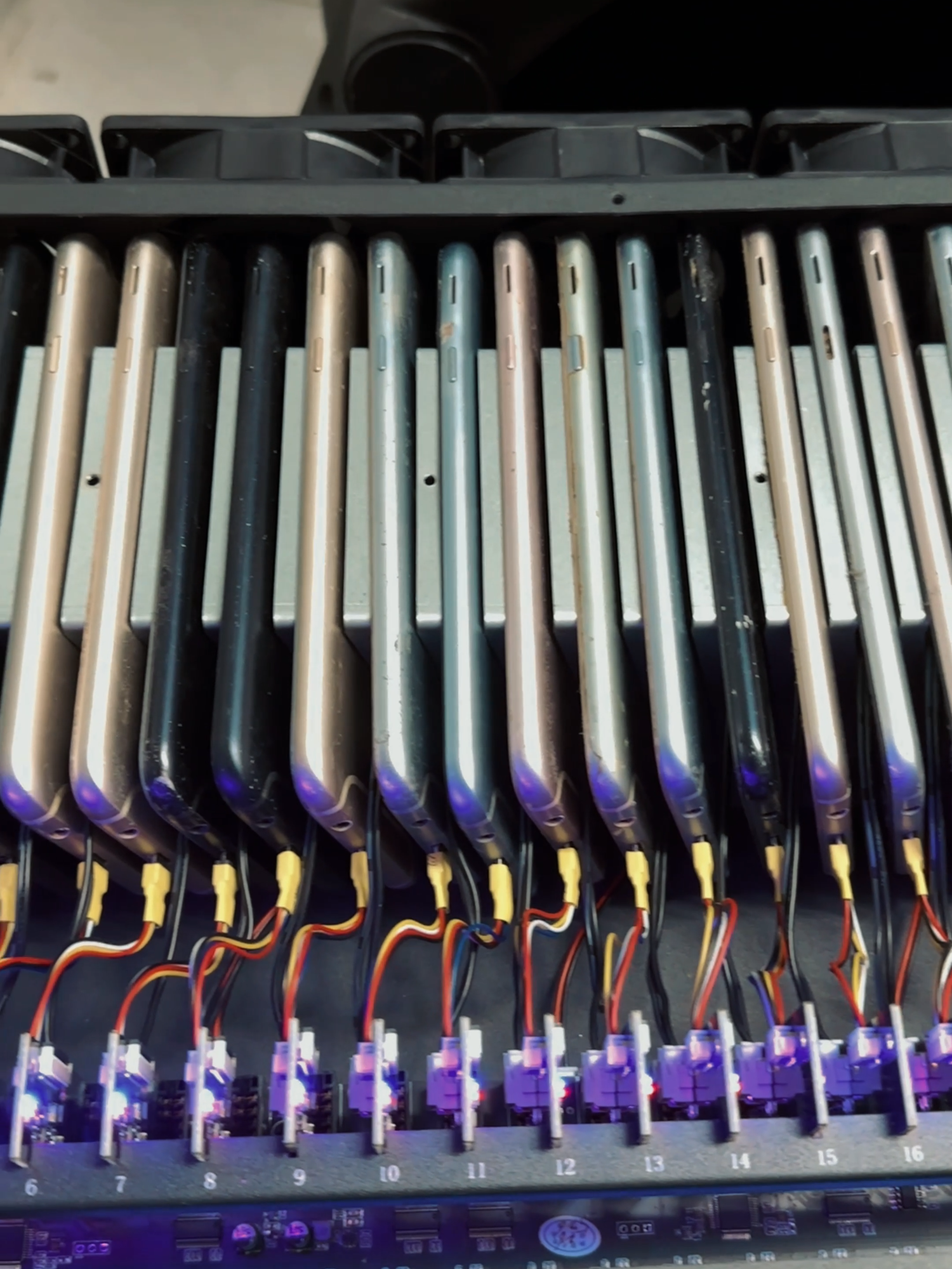20 phones are mounted in 1 box, controlled synchronously at the same time, helping to operate faster during work.#boxphone #boxphonefarm #phonefarm #phonefarming #farming