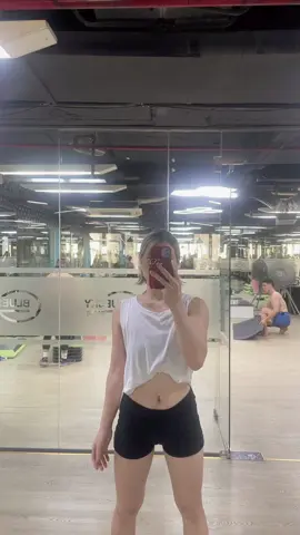 Trend thì cũ , người thì 2025 🤪##u40vẫnphaixinhđẹp #xuhuong #xuhuongtiktok #mẹ3con 
