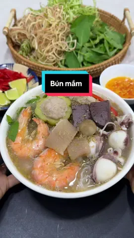 Mưa này mà có tô bún mắm nóng hổi thì hết sảy luôn#bepnhachin #LearnOnTikTok #xuhuong #homnayangi #monngonmoingay #bunmam #mamxay #mamlinhsacxay 