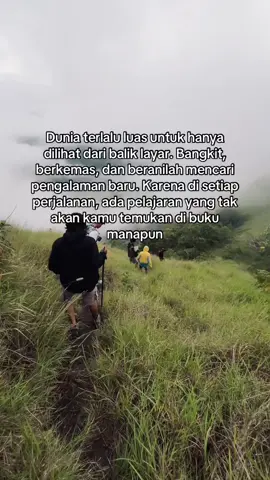 Beranilah melangkah, dunia terlalu luas untuk diam di tempat.                     #fypシ #pendakigunung #berkelana #travelers #pendakiindonesia #viralvideo #xyzbca #petualangan 