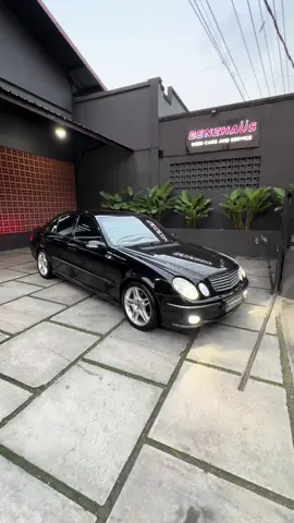 Mercedes-Benz W211 E200 Kompressor AT 2005 Obsidian Black On Beige . -E55 AMG Package (mods 75jt) -Nopol L Surabaya -Pajak baru 07 2026 ,Stnk 2029 -Stnk ,Bpkb ,Kunci cadangan ,Manual book lengkap -Mileage 52rb -Beige interior -M111 Engine 4 Cylinder -1.8 Supercharger -Tiptronic tramsmission -Service rutin -Electric seat -Electric mirror -Audio control -Cruise control -Vacum headrest -Electric mirror -Retract mirror -AVG shifter -Carbon steering wheel -AMG front bumper -AMG side skirt -AMG rear bumper -AMG tail pipe exhaust -AMG style 4 R18 Original -Michelin PS4 & SX2 Tire -ISC coilover -Android head unit + reverse camera -Oem cup holder -Projector headlamp -No malfunction -Very well maintained . Cash Price : Rp. 125.000.000,- . CALL / WA : 0812-2020-2524 . #mercedesbenz #w211 #e200 #e200kompressor #w211kompressor #w211surabaya #w211surabayachapter #mercedese200 #jualmercysurabaya #mercyantik #benzhaus #surabaya #w211indonesia #jualw211 #jualw211sby #w211clubindonesia