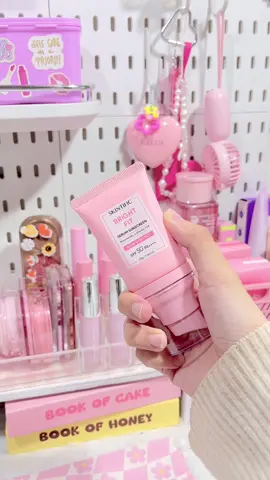 Sunscreen pink ini aku suka bgt tone effect nya ga lebay trus ga bikin abu abu matte finish tapi masih kerasa lembab bukan matte yg bikin kulit jadi kering #sunscreen #suncreenspf50 #toneupsunscreen #brighfitserumsuncreen #serumsunscreen #skintific #sunscreenskintific #reviewsunscreen #rekomendasisunscreen #skincare #rekomendasiskincare 